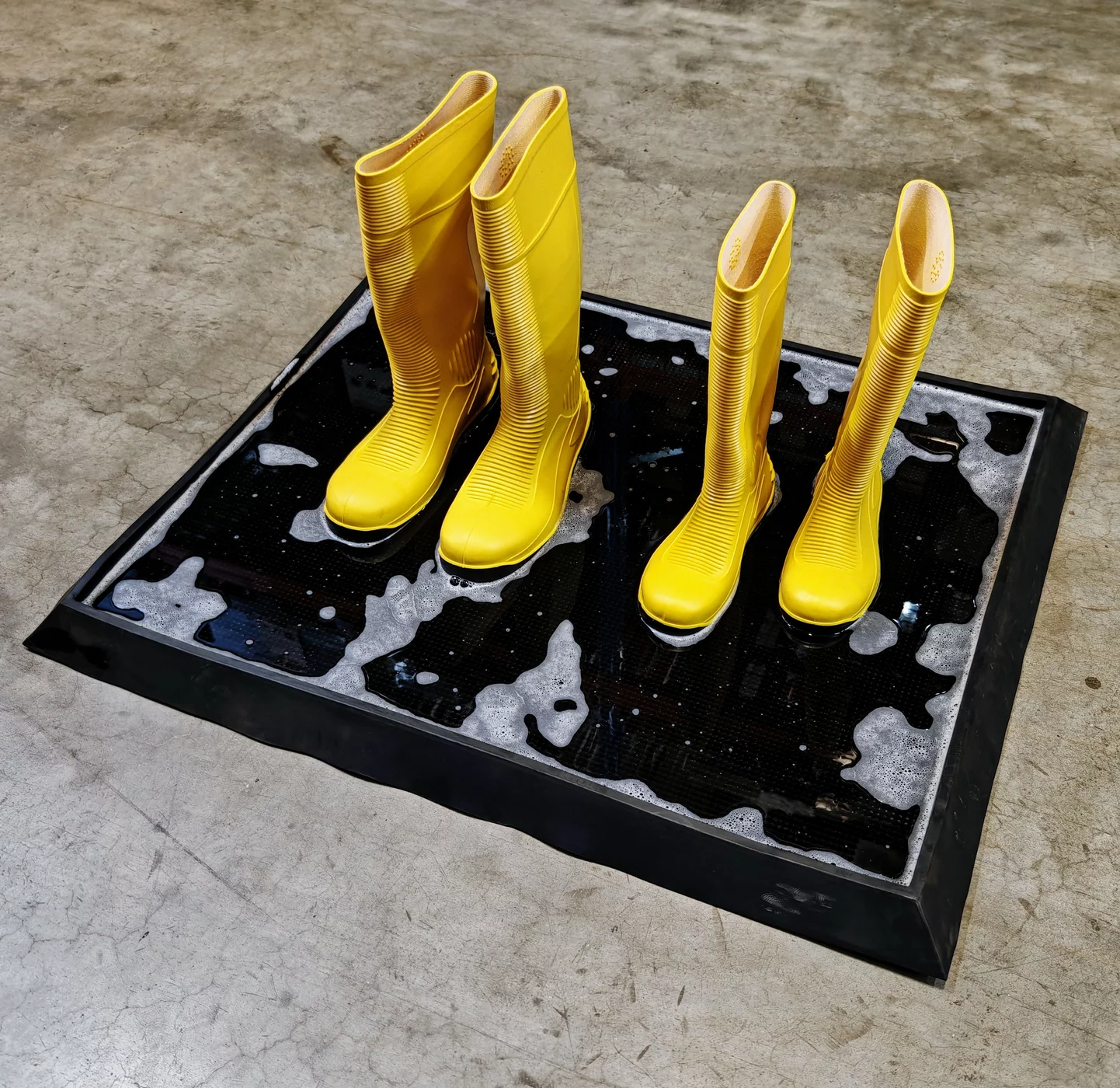 Gummi-Desinfektionsmatte (Bad) für Schuhe, Schuhwerk, Sohlen FLOMA SD-02 - Länge 98 cm, Breite 81 cm, Höhe 4,7 cm
