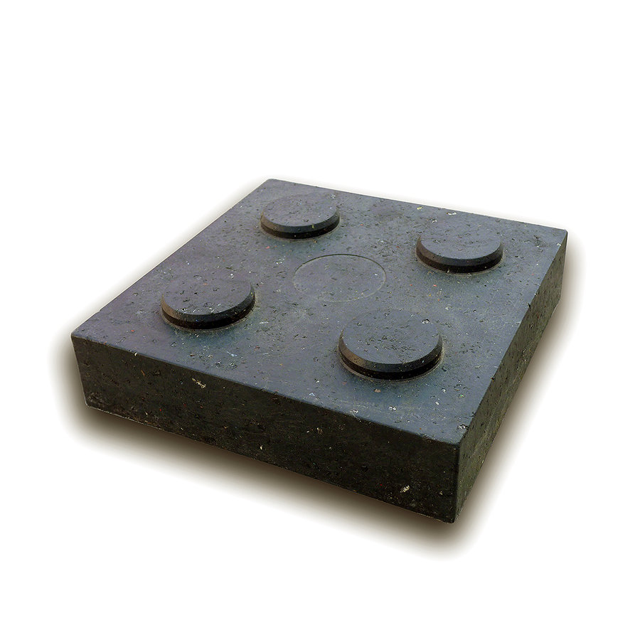 Černá plastová podkládací kostka &amp;quot;4 čepy&amp;quot; FLOMA RePVC - délka 23,8 cm, šířka 23,8 cm a výška 5,3 cm