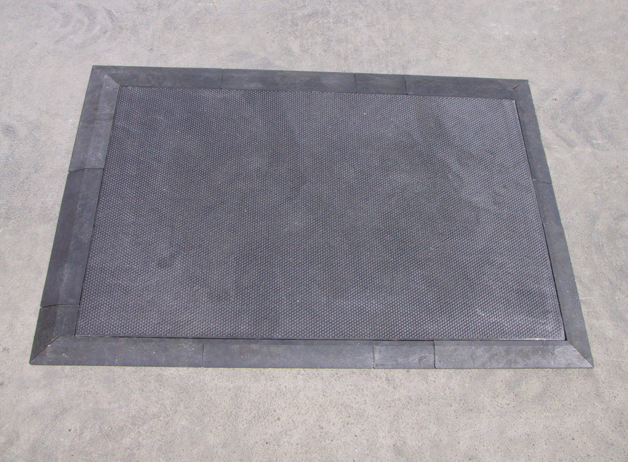 Černý plastový nájezd &amp;quot;nad&amp;quot; pro plastové podlahové desky - délka 40 cm, šířka 10 cm a výška 4,3 cm