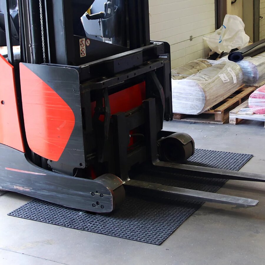 Čierna textilná extra odolná čistiaca vstupná rohož pre vysokozdvižné vozíky FLOMA Super Truck - dĺžka 115 cm, šírka 170 cm a výška 1 cm