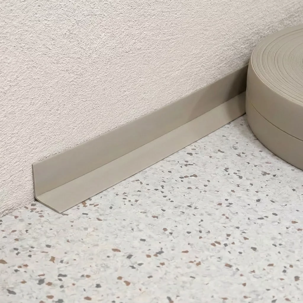 Béžová plastová (PVC) soklová lišta F501 - dĺžka 40 m, šírka 3 cm, výška 3 cm