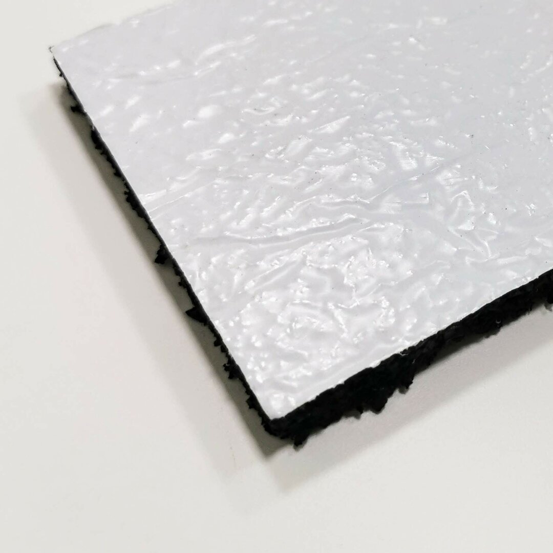Gumová podložka s ALU folií (pás) pod konstrukci fotovoltaické elektrárny na střechu s hydroizolací z PVC fólie FLOMA UniPad ALU - délka 200 cm, šířka 6 cm, výška 1 cm