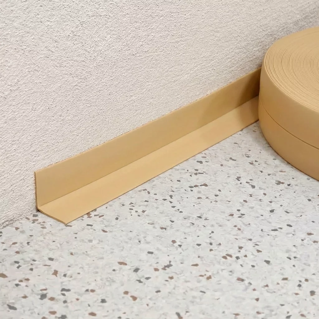 Hnedá plastová (PVC) soklová lišta F453 - dĺžka 40 m, šírka 3 cm, výška 3 cm