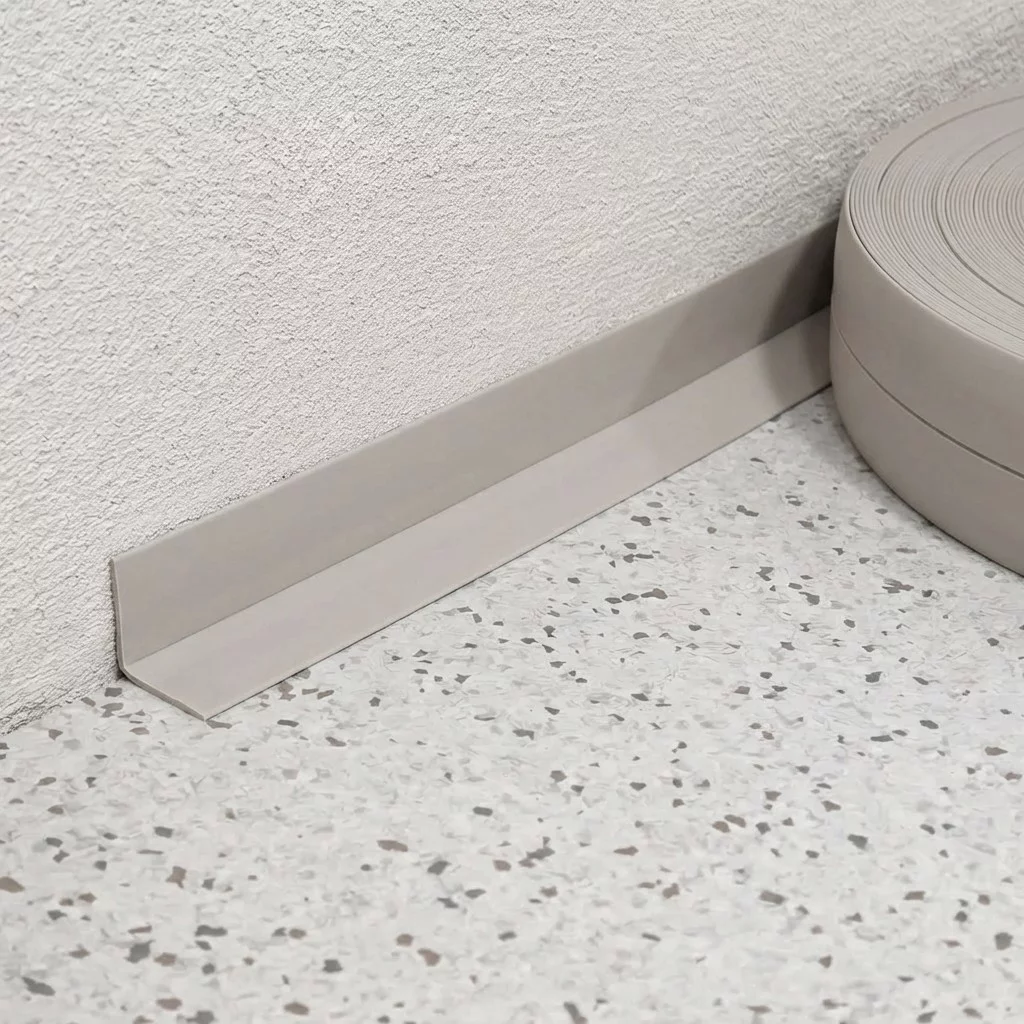 Šedá plastová (PVC) soklová lišta F277 - dĺžka 40 m, šírka 3 cm, výška 3 cm