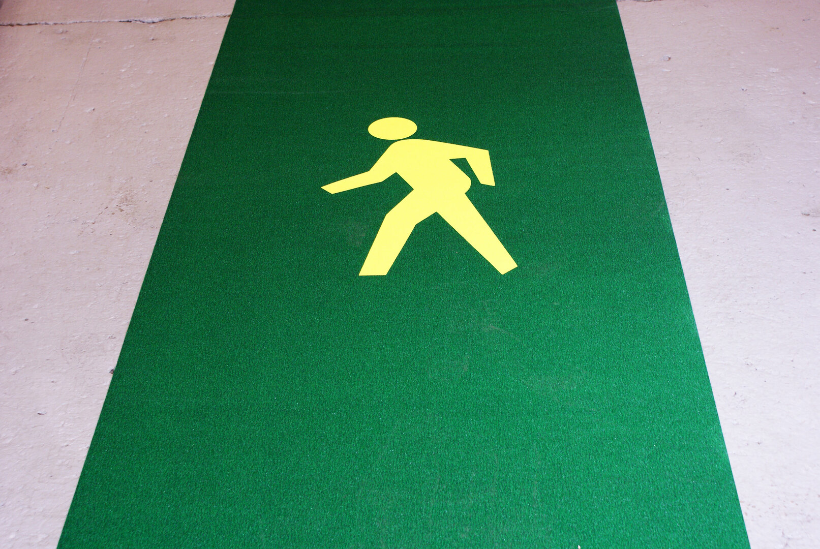 Zeleno-žltá korundová protišmyková páska s potlačou FLOMA Walkway System - dĺžka 5 m, šírka 100 cm