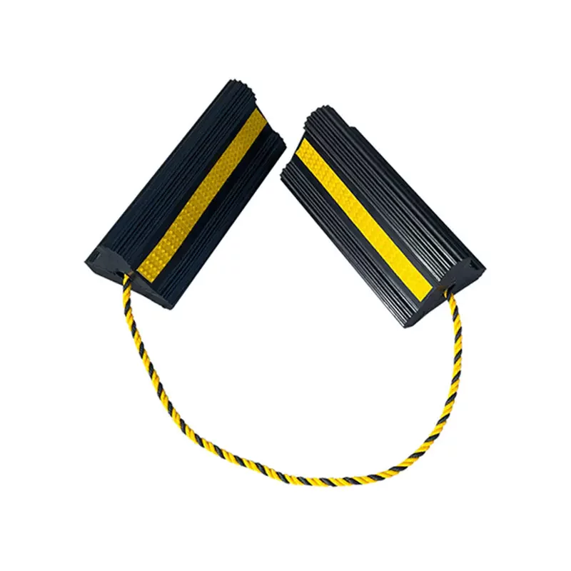 Černo-žlutý gumový zakládací klín pod kola FLOMA - délka 30 cm, šířka 16 cm, výška 14 cm - 2 ks