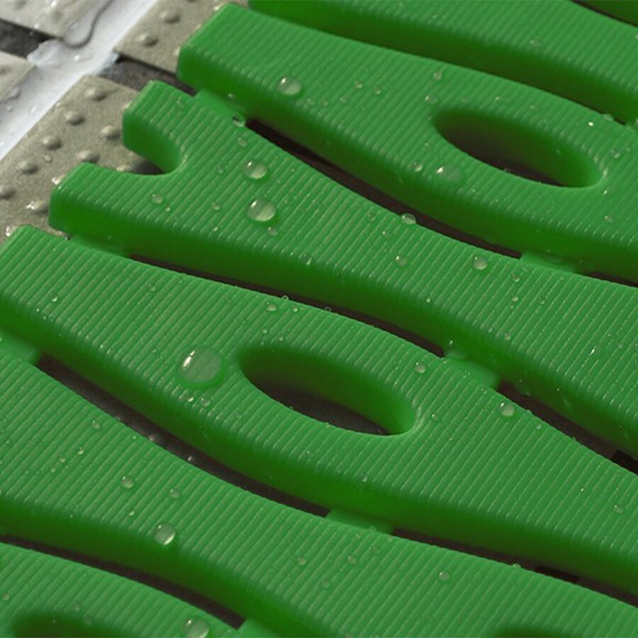 Zelená plastová bazénová protiskluzová rohož FLOMA Otti - šířka 60 cm, výška 0,9 cm