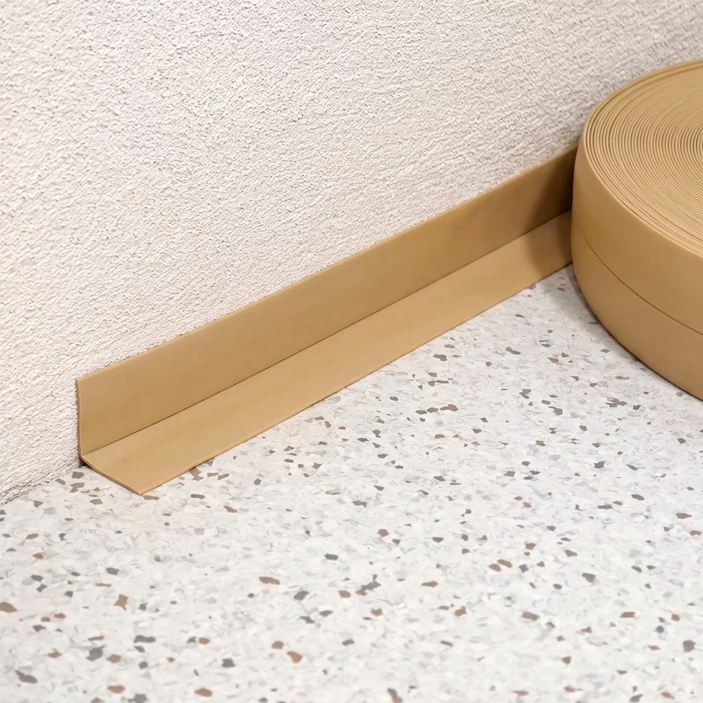 Hnedá plastová (PVC) soklová lišta F852 - dĺžka 40 m, šírka 3 cm, výška 3 cm