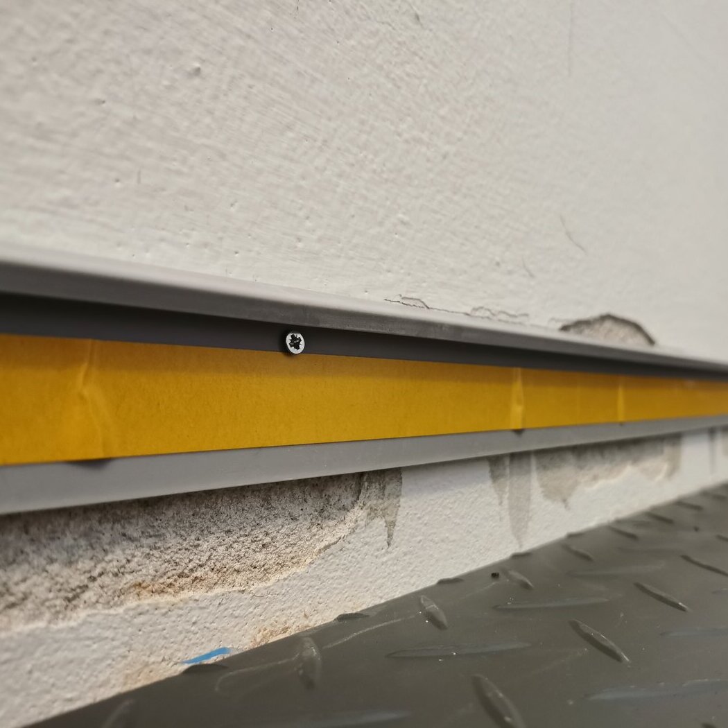 Červená PVC vinylová soklová podlahová lišta Fortelock Industry - délka 51 cm, šířka 10 cm a tloušťka 0,7 cm
