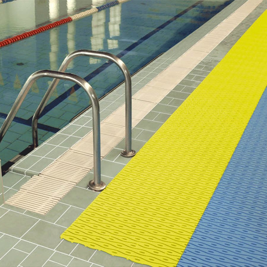Hnedá plastová bazénová rohož - dĺžka 12 m, šírka 60 cm a výška 0,8 cm