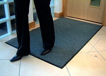 Šedá textilná vnútorná čistiaca vstupná rohož - dĺžka 60 cm, šírka 90 cm a výška 0,7 cm