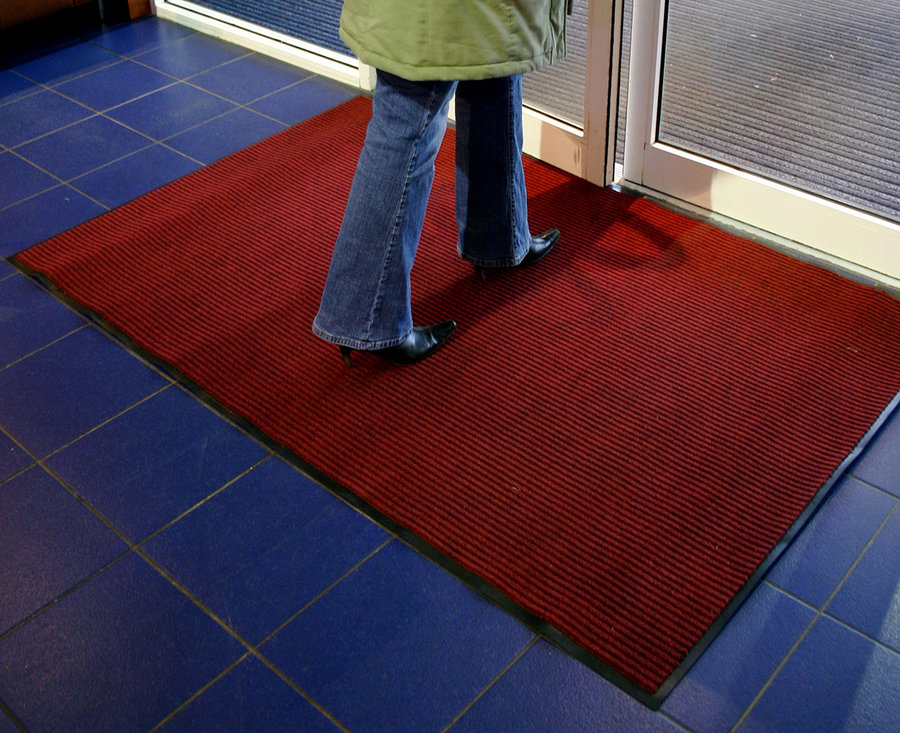 Červená textilná vnútorná čistiaca vstupná rohož - dĺžka 90 cm, šírka 150 cm a výška 0,7 cm