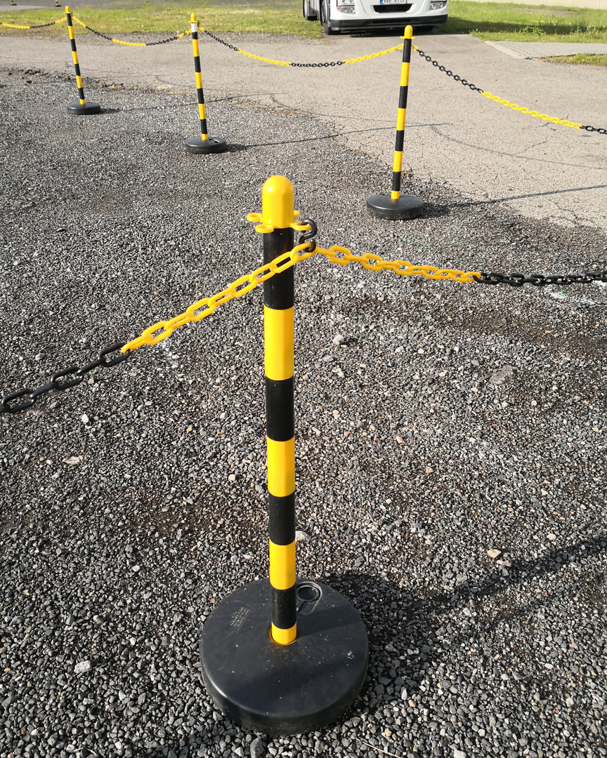 Čierno-žltý plastový vymedzovací stĺpik - priemer 3,9 cm a výška 90 cm