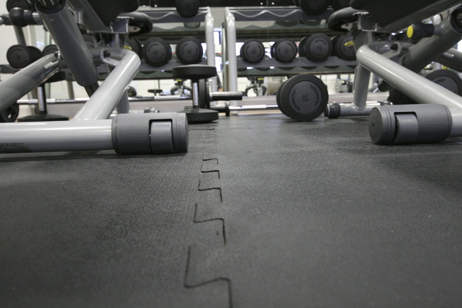 Černá gumová koncová fitness deska Sport Tile - délka 61 cm, šířka 61 cm a výška 1 cm