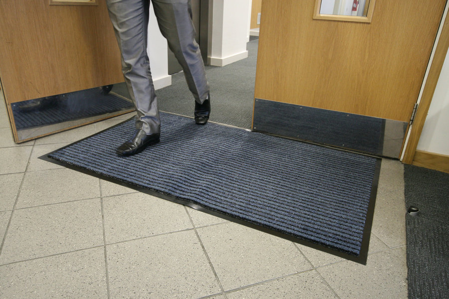 Modrá textilná vnútorná čistiaca vstupná rohož - dĺžka 60 cm, šírka 90 cm a výška 0,7 cm
