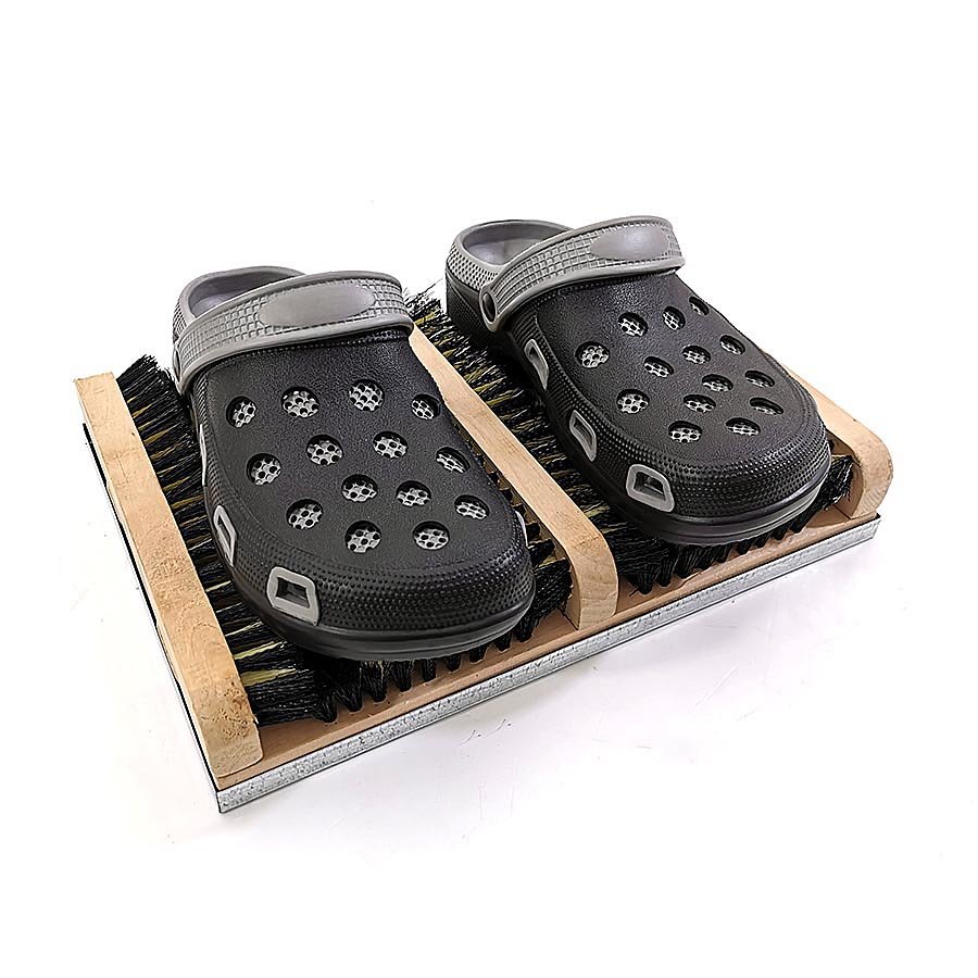 Drevený kefový čistič topánok a podrážok obuvi s kovovou vaničkou FLOMA BootScraper - dĺžka 27 cm, šírka 36 cm