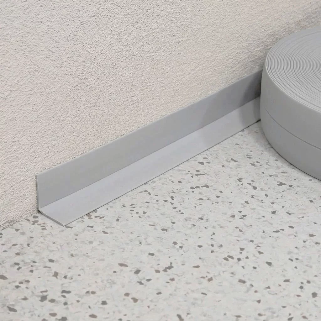 Biela plastová (PVC) soklová lišta F230 - dĺžka 40 m, šírka 3 cm, výška 3 cm