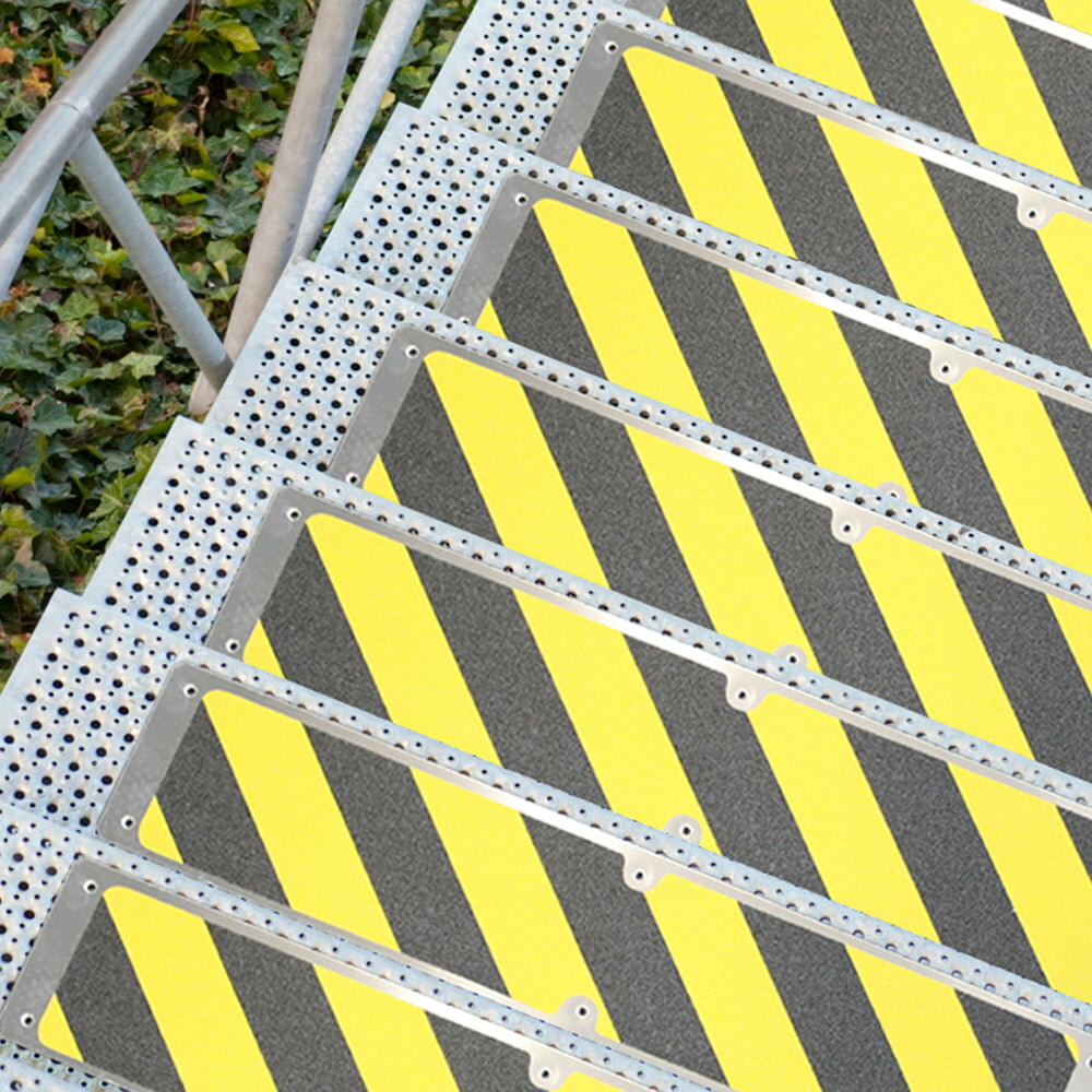Černo-žlutý hliníkový protiskluzový nášlap na schody - délka 11,4 cm a šířka 62,5 cm