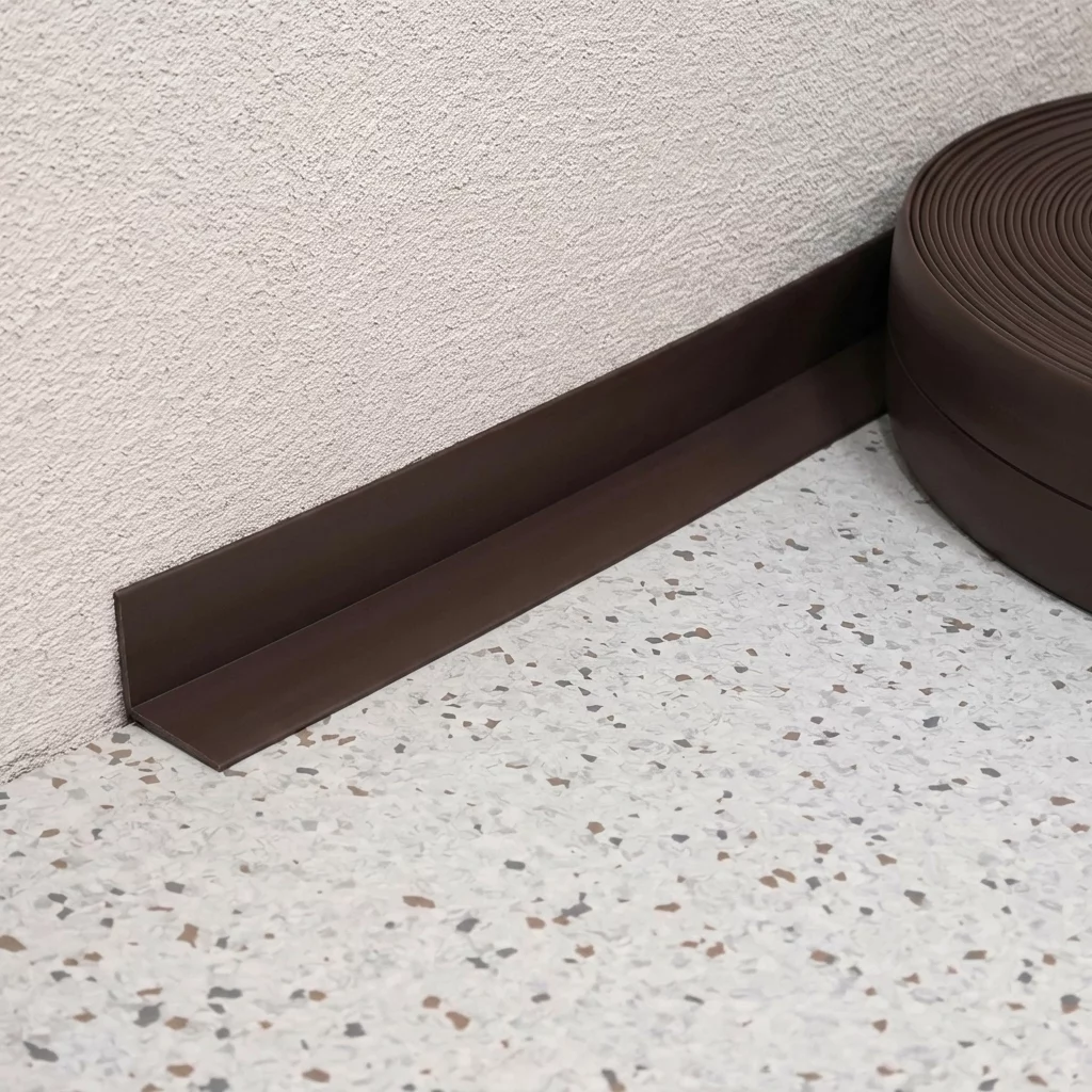 Hnedá plastová (PVC) soklová lišta F545 - dĺžka 40 m, šírka 3 cm, výška 3 cm