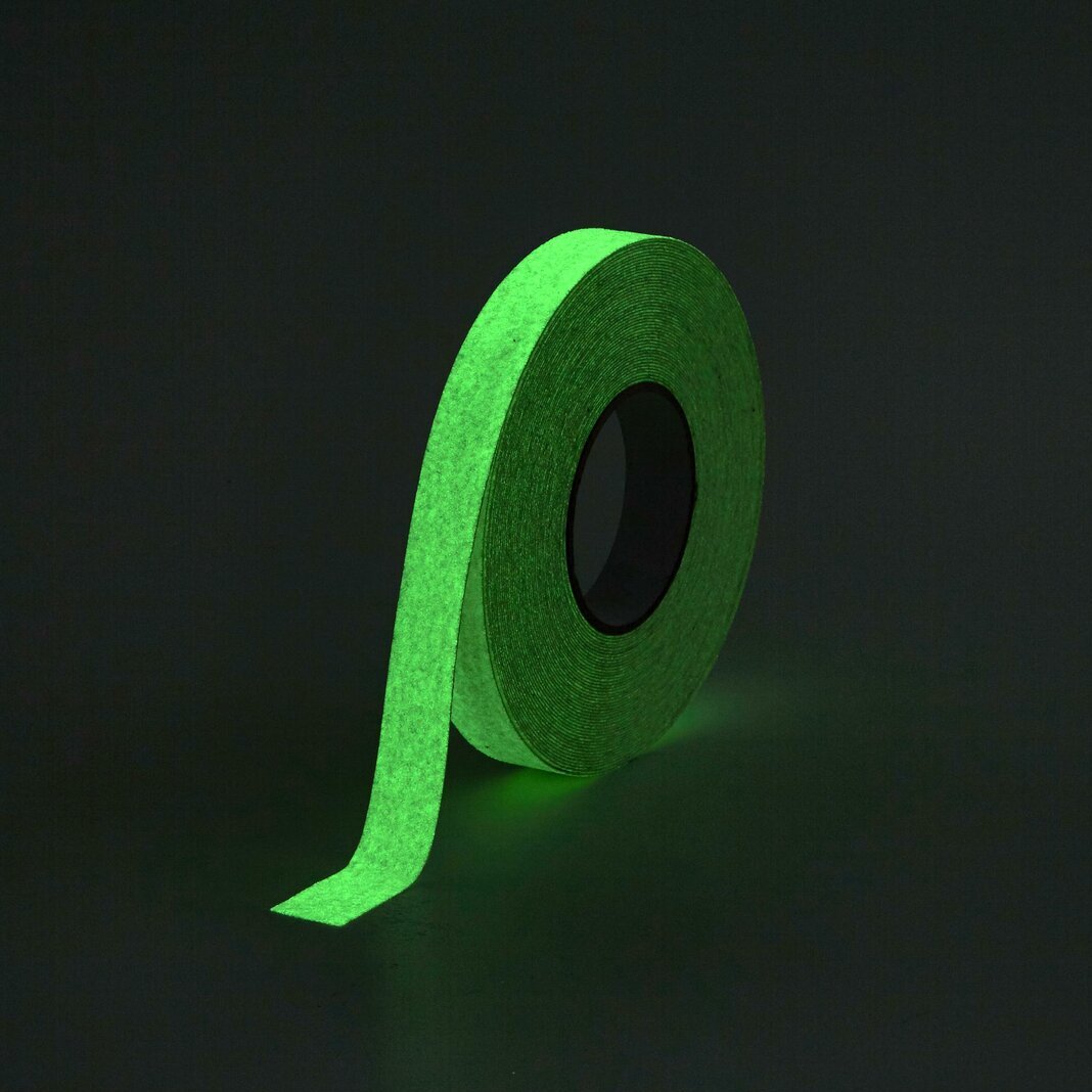 Korundová fotoluminiscenční protiskluzová páska FLOMA Glow in the Dark - délka 18,3 m, šířka 2,5 cm, tloušťka 1 mm
