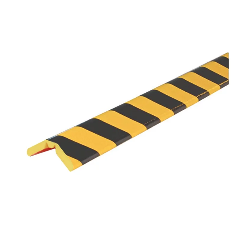 Černo-žlutá pěnová ochrana rohů zdí a stěn typ W - délka 100 cm, šířka 4,7 cm, výška 4,7 cm
