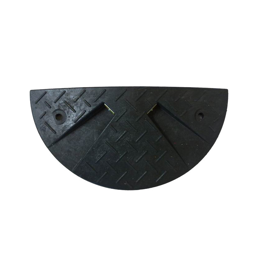 Čierny plastový koncový spomaľovací prah - 30 km/hod - dĺžka 21,5 cm, šírka 43 cm, výška 3 cm