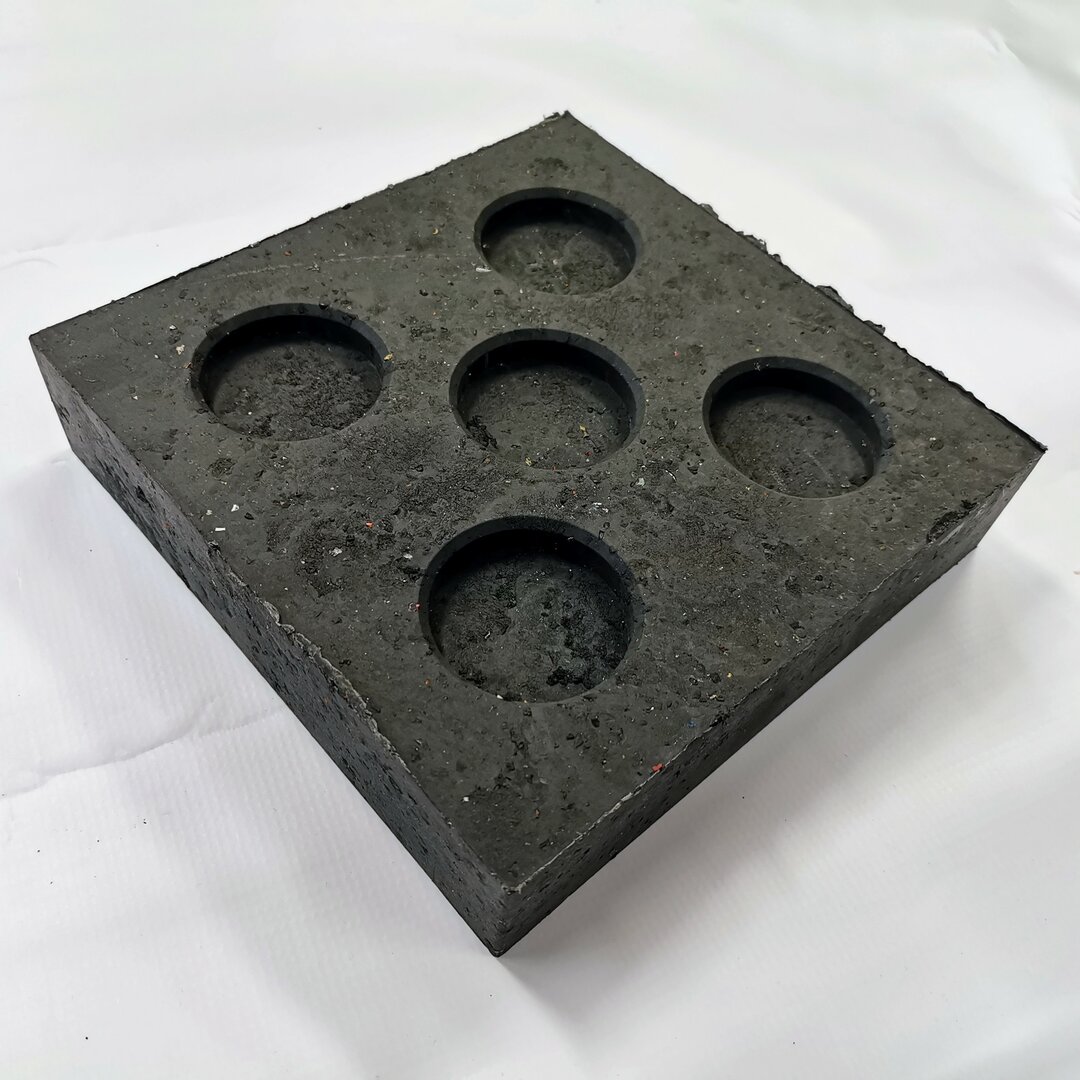 Černá plastová podkládací kostka "hladká" FLOMA RePVC - délka 23,8 cm, šířka 23,8 cm, výška 5,3 cm