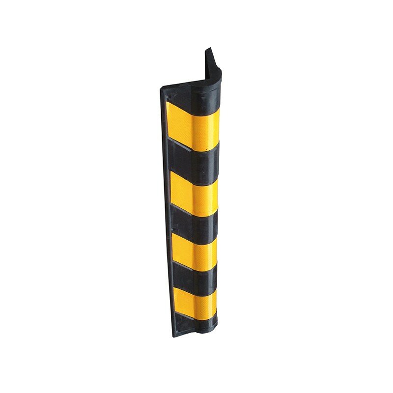 Černo-žlutý gumový reflexní ochranný pás (roh) (zaoblený profil) - délka 80 cm, šířka 10 cm, tloušťka 1,5 cm