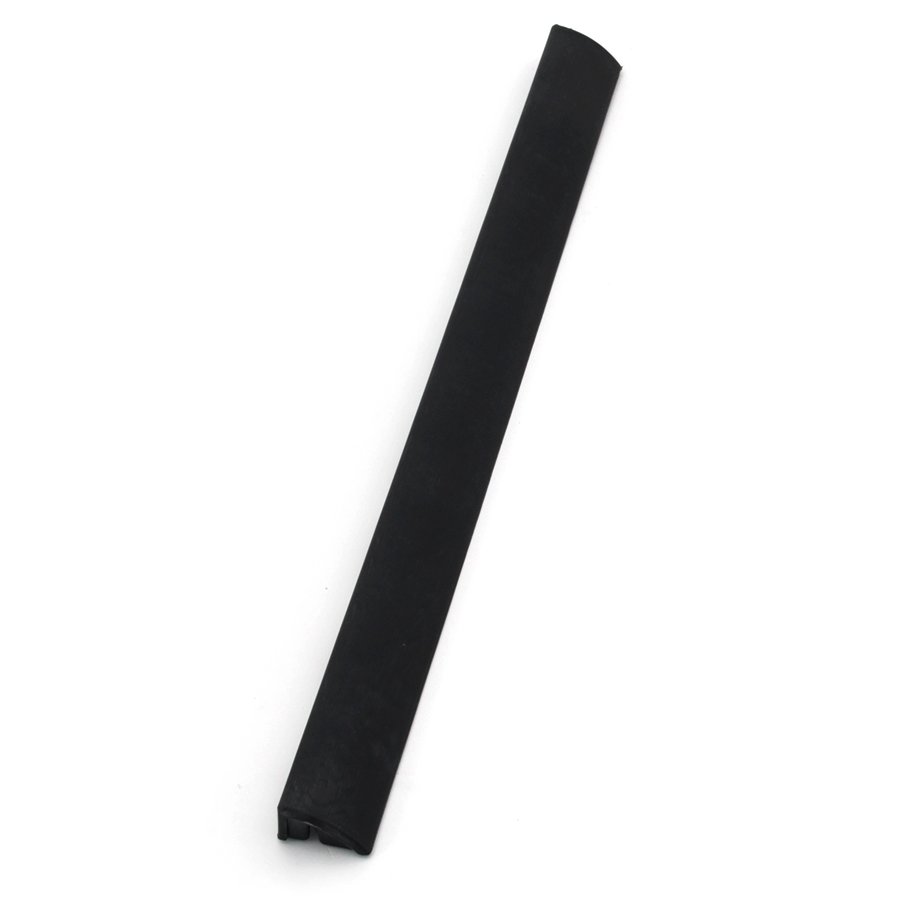 Černý plastový nájezd "samice" pro terasovou dlažbu Linea Striped (hrubé rýhování) - délka 58 cm, šířka 4,5 cm a výška 2,5 cm