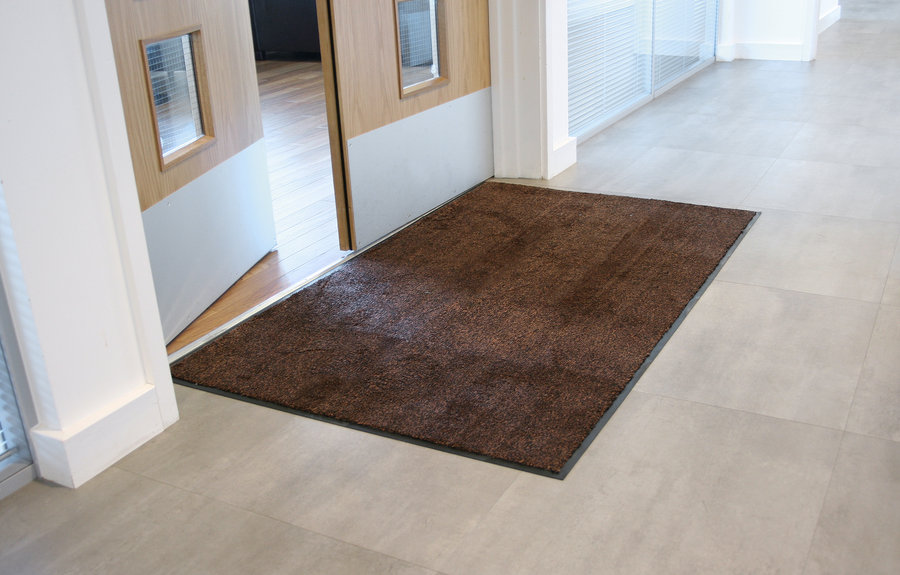 Hnedá textilná vnútorná čistiaca vstupná rohož - dĺžka 90 cm, šírka 150 cm a výška 0,8 cm