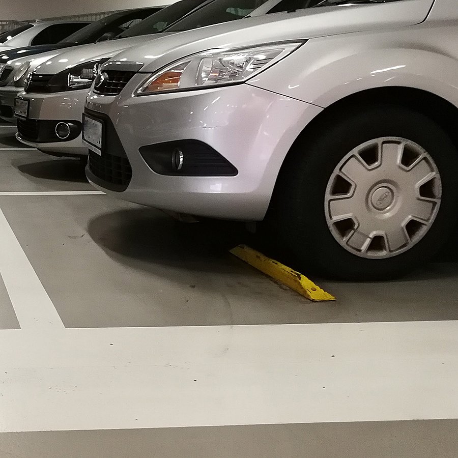 Žlutý plastový parkovací doraz Carstop - délka 78 cm, šířka 8 cm a výška 6 cm