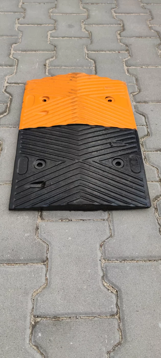 Próg zwalniający ciągły plastikowy czarno-żółty - długość 33 cm, szerokość 50 cm, wysokość 4 cm