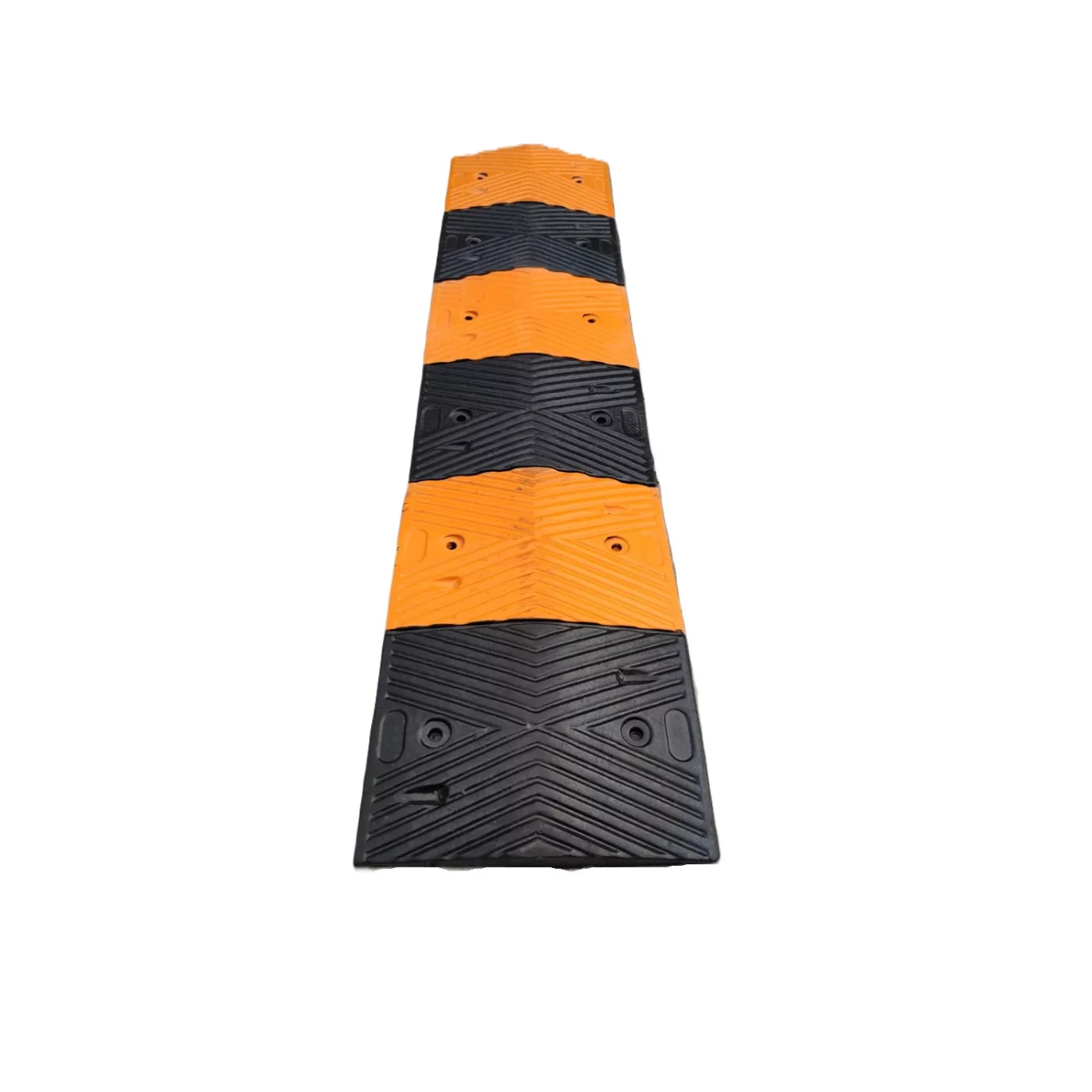 Černo-žlutý plastový průběžný zpomalovací práh - délka 33 cm, šířka 50 cm, výška 4 cm