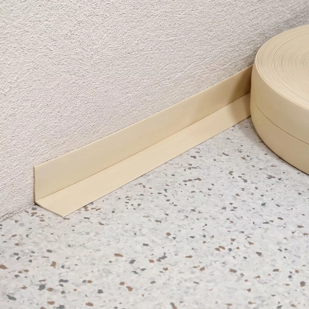 Béžová plastová (PVC) soklová lišta F541 - dĺžka 40 m, šírka 3 cm, výška 3 cm