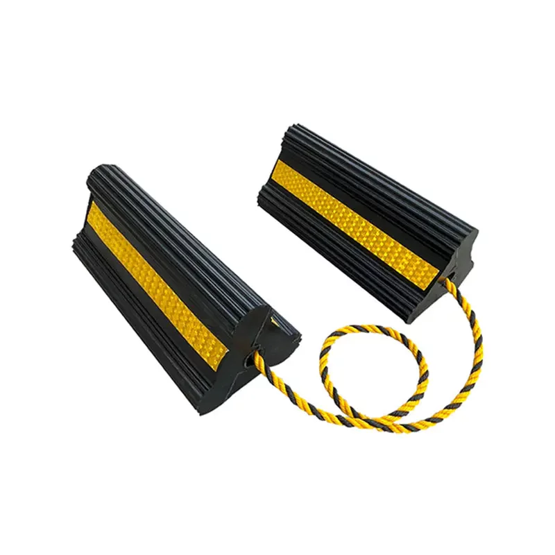 Černo-žlutý gumový zakládací klín pod kola FLOMA - délka 30 cm, šířka 16 cm, výška 14 cm - 2 ks