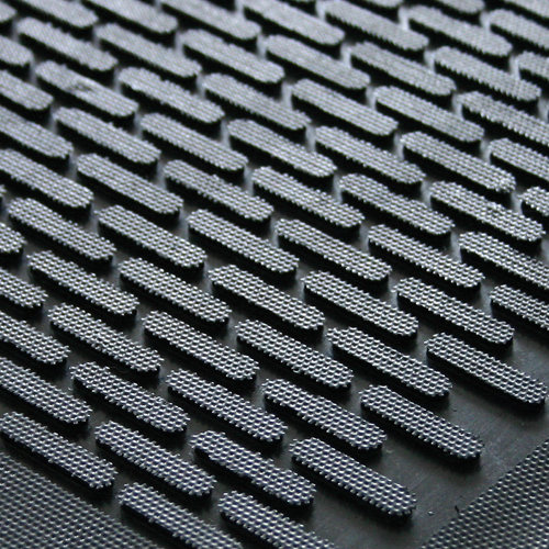 Černá gumová protiskluzová rohož - výška 0,6 cm