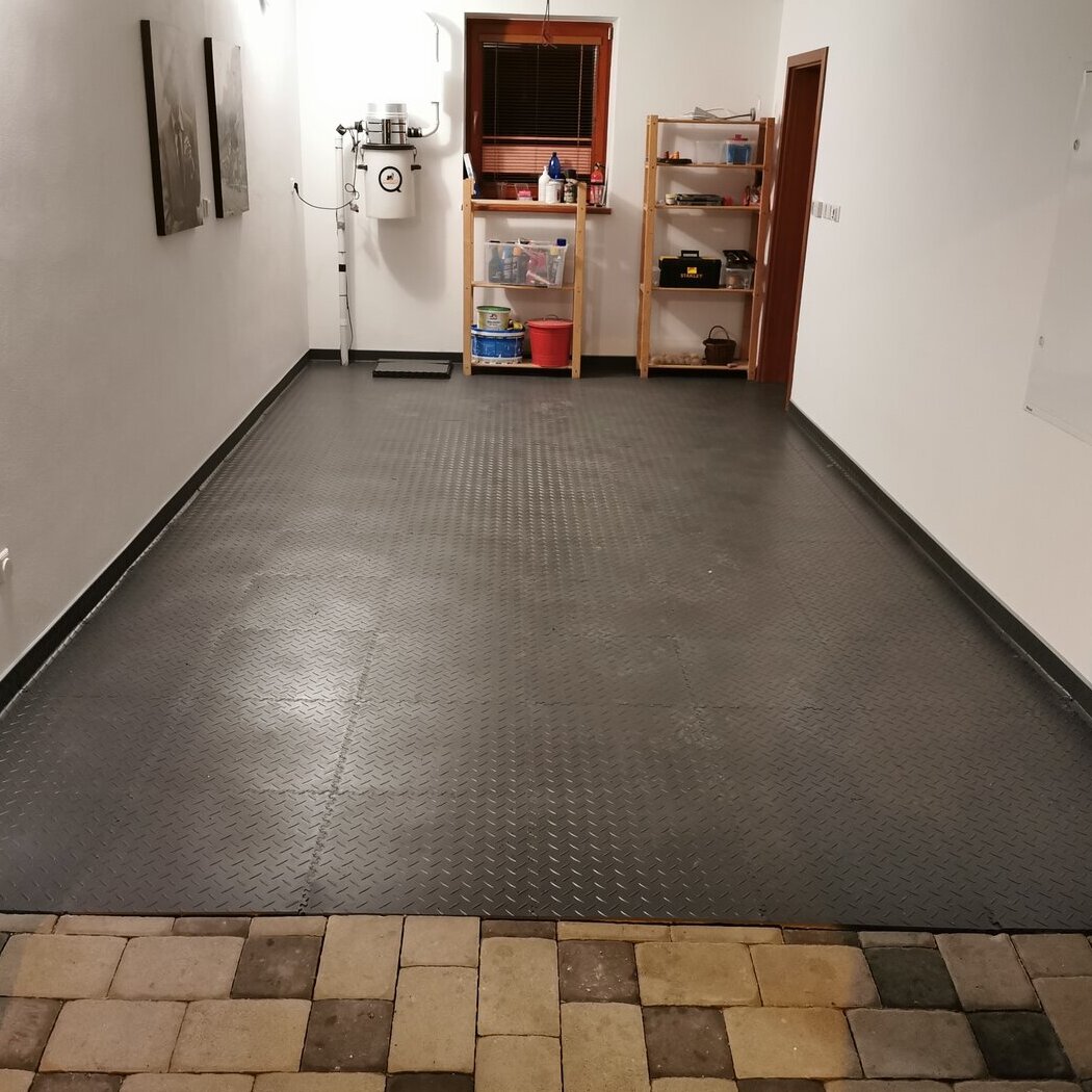 Fialová PVC vinylová soklová podlahová lišta Fortelock Industry (penízky) - délka 51 cm, šířka 10 cm, tloušťka 0,7 cm