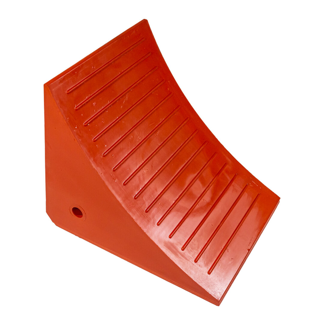 Červený plastový zakladací klin UC1210 - dĺžka 43,5 cm, šírka 37 cm, výška 37,5 cm