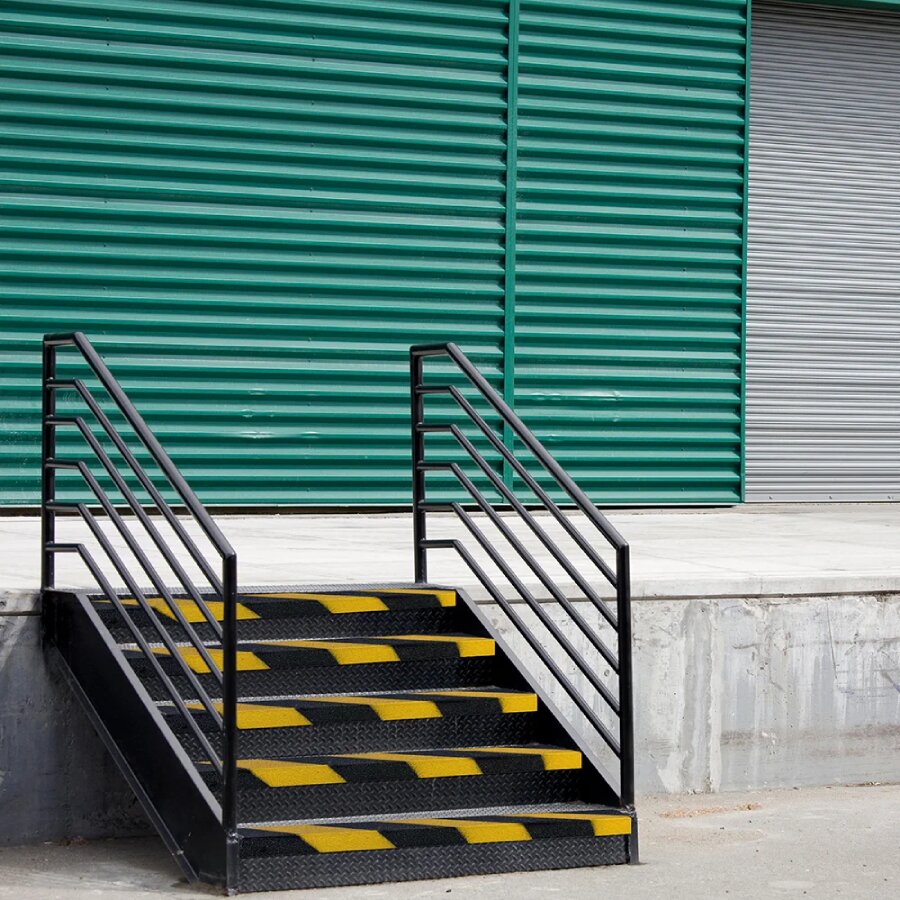 Čierno-žltá karborundová schodová hrana - dĺžka 150 cm, šírka 5,5 cm, výška 5,5 cm a hrúbka 0,5 cm