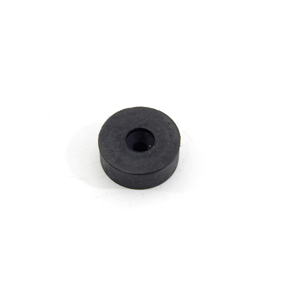 Černý pryžový válcový doraz s dírou pro šroub FLOMA - průměr 3 cm a výška 1 cm