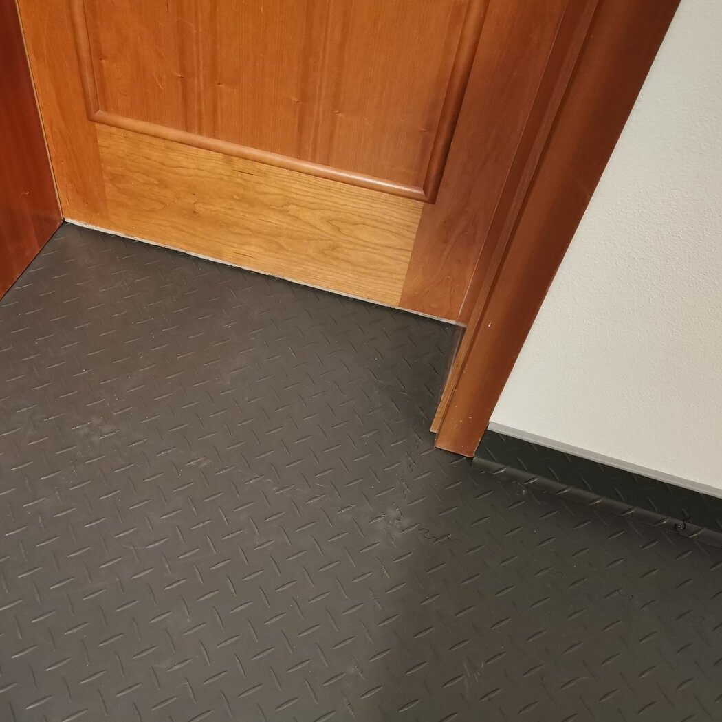 Čierna PVC vinylová soklová podlahová lišta Fortelock Industry (peniazky) - dĺžka 51 cm, šírka 10 cm a hrúbka 0,7 cm