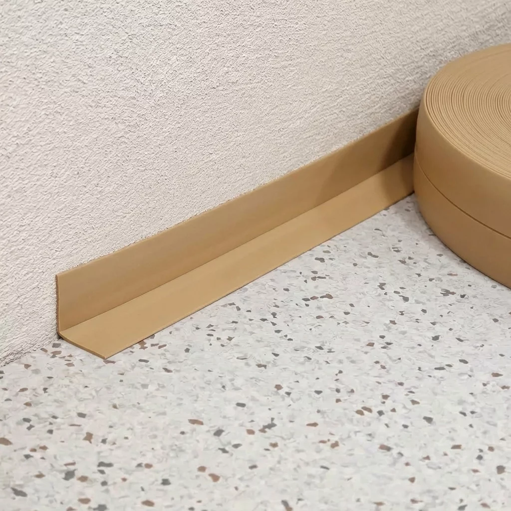 Hnedá plastová (PVC) soklová lišta F872 - dĺžka 40 m, šírka 3 cm, výška 3 cm