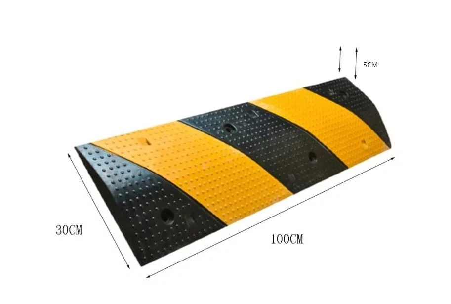 Próg zwalniający ciągły plastikowy czarno-żółty - długość 30 cm, szerokość 100 cm, wysokość 5 cm