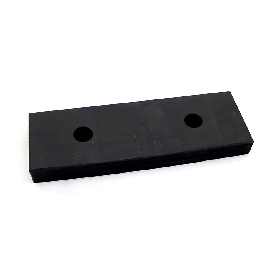 Černý gumový doraz na rampu FLOMA - délka 50 cm, šířka 16,5 cm, tloušťka 5 cm