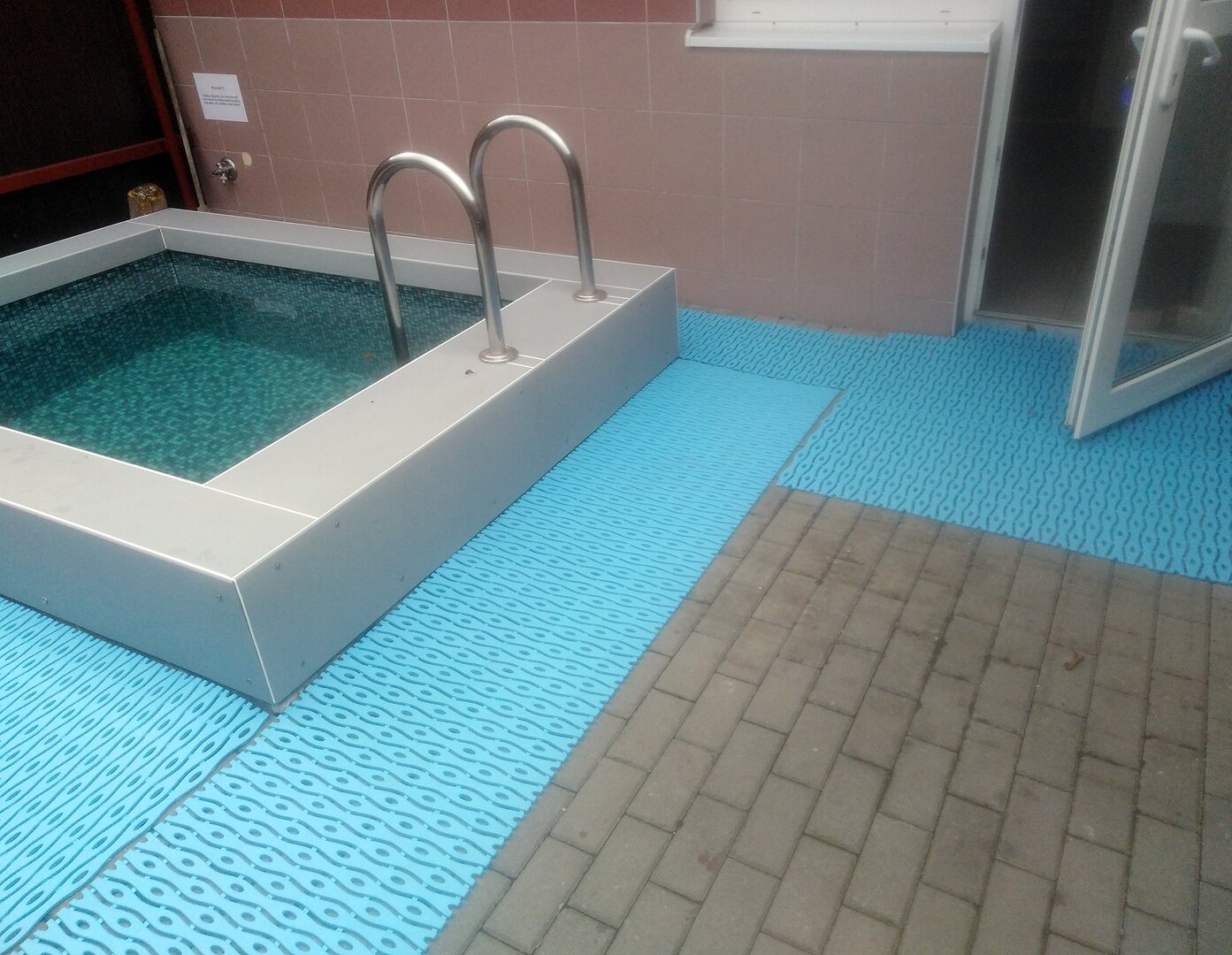 Modrá plastová bazénová rohož - dĺžka 12 m, šírka 60 cm a výška 0,8 cm