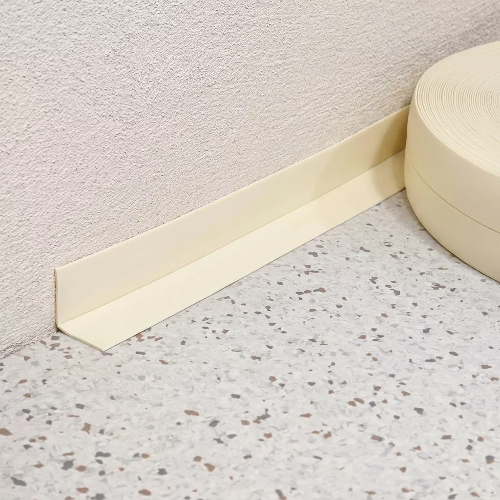 Biela plastová (PVC) soklová lišta F129 - dĺžka 40 m, šírka 3 cm, výška 3 cm