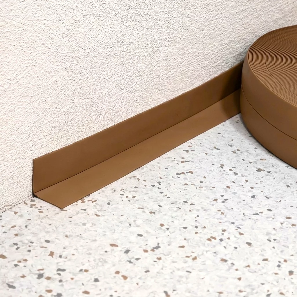 Hnedá plastová (PVC) soklová lišta F560 - dĺžka 40 m, šírka 3 cm, výška 3 cm