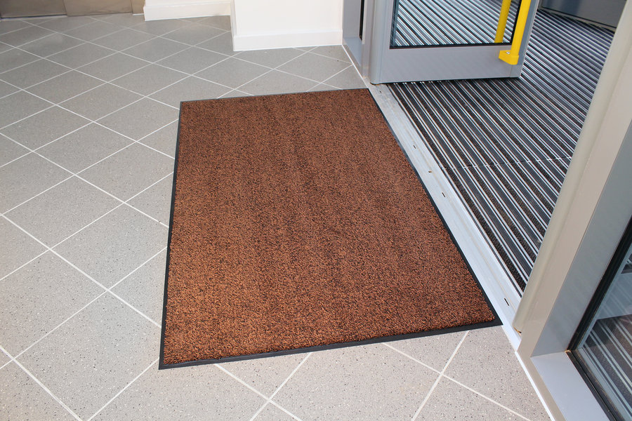 Hnedá textilná vnútorná čistiaca vstupná rohož - dĺžka 60 cm, šírka 90 cm a výška 0,8 cm
