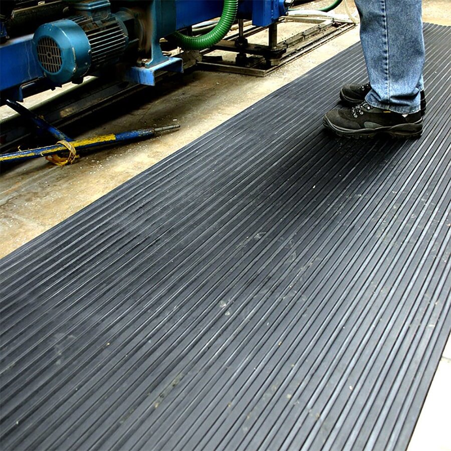 Černá rýhovaná protiskluzová průmyslová rohož (metráž) COBARIB WIDE - délka 1 cm, šířka 120 cm a výška 0,6 cm