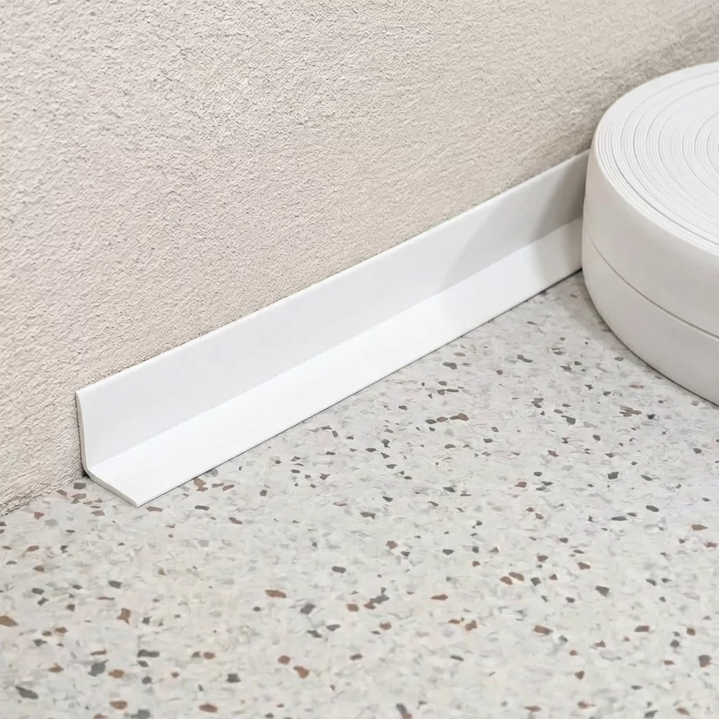 Biela plastová (PVC) soklová lišta F112 - dĺžka 40 m, šírka 3 cm, výška 3 cm